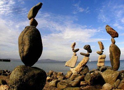 驚異的なバランス感覚で目を疑うような積み方をする石のアート - GIGAZINE