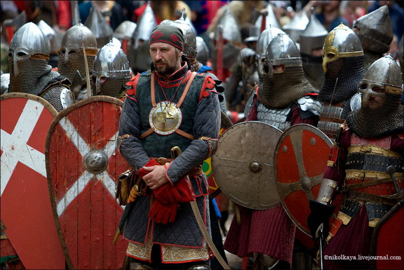 中世ヨーロッパの戦争のような戦いをするロシアの祭り Gigazine