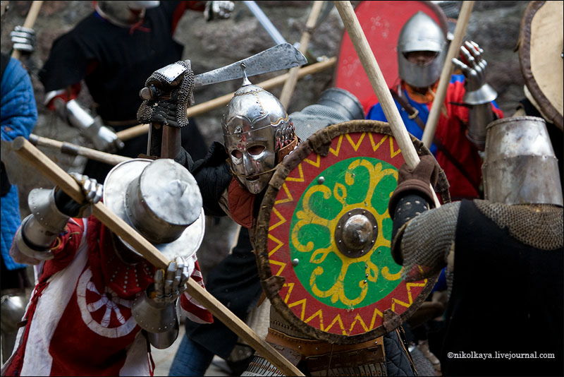 中世ヨーロッパの戦争のような戦いをするロシアの祭り Gigazine