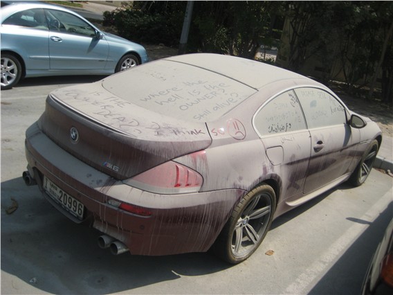 ドバイで発見された猛烈に汚い高級車 Gigazine
