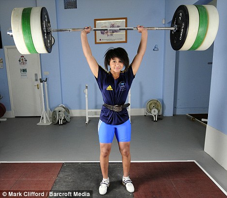 自分の体重の2倍近くの重量挙げをする14歳の少女 Gigazine