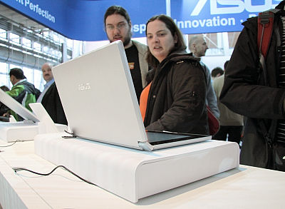 ニンテンドーDSとかiPod touchっぽい「いまだかつてない」新型ノートPC現地レポート in CeBIT2009 - GIGAZINE