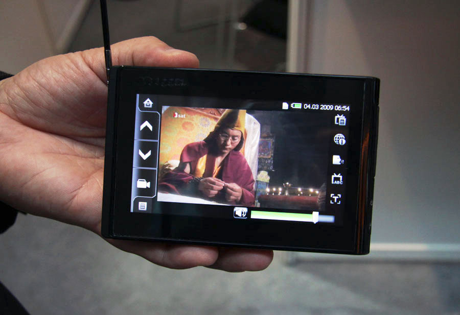 ワンセグだけじゃなくフルセグもOKな小型デジタルテレビ「SK430」は録画もできるニクいヤツ in CeBIT 2009 - GIGAZINE