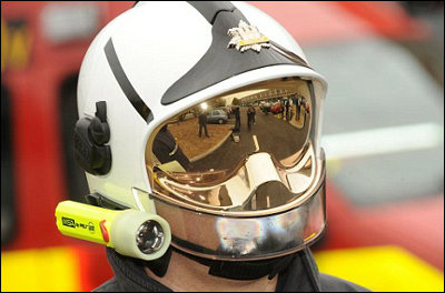 かなりダークサイドを感じてしまうイギリスの消防士用新型ヘルメット Gigazine