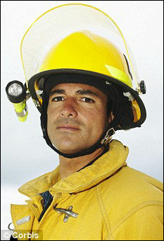 かなりダークサイドを感じてしまうイギリスの消防士用新型ヘルメット Gigazine