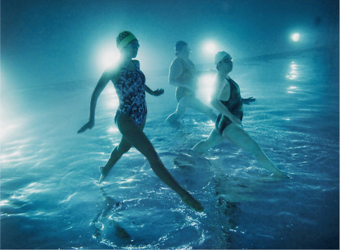 シンクロナイズドスイミングの水中での様子を撮影した不思議なアート Gigazine