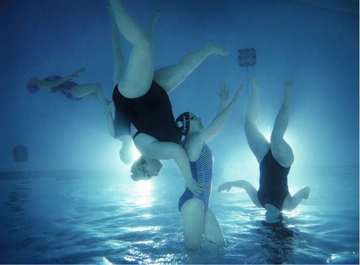 シンクロナイズドスイミングの水中での様子を撮影した不思議なアート Gigazine