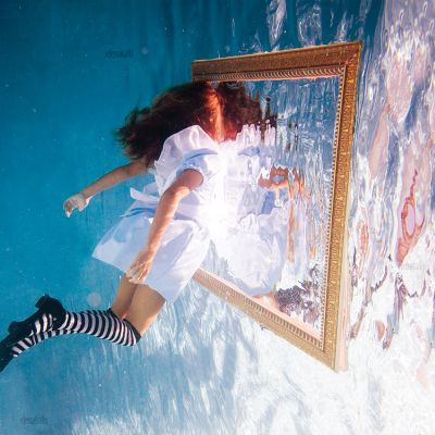 幼女を水中に放り込んで不思議の国のアリスをイメージした写真集 Alice In Waterland Gigazine