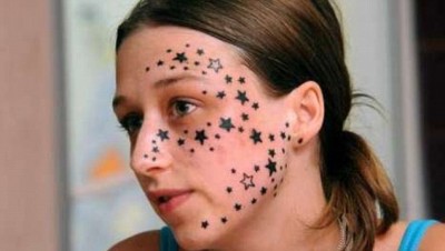 タトゥーで顔に3つの星を入れようとした少女 なぜか56個もの星を入れられる Gigazine