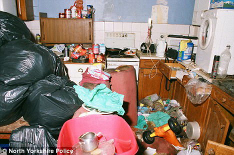 ゴミや汚物だらけの家に子どもたちを閉じこめていた親を逮捕 Gigazine