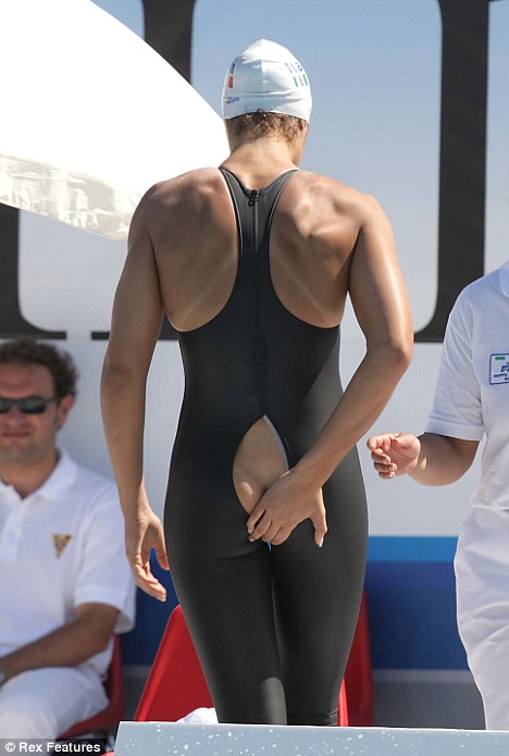 オリンピックにも出た女子水泳選手 地中海競技大会で水着が破れて退場させられる Gigazine