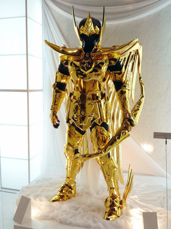 ついに1 1実寸大の ゴールドクロス が秋葉原で公開開始 これで本物の黄金聖闘士に Gigazine