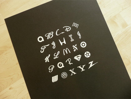 見る者の記憶力とブランドの認知度を試すクイズのような 有名ロゴでできたアルファベットのポスター Gigazine