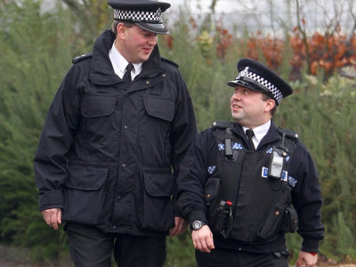 イギリスで最も身長の低い警察官 勤務1ヶ月で驚異的な記録を作る Gigazine