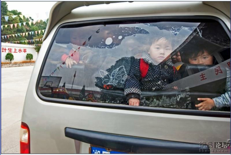 幼稚園児をすし詰めぎゅーぎゅー状態に満載した送迎車 Gigazine