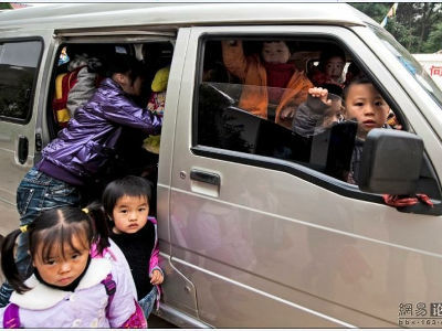 幼稚園児をすし詰めぎゅーぎゅー状態に満載した送迎車 Gigazine