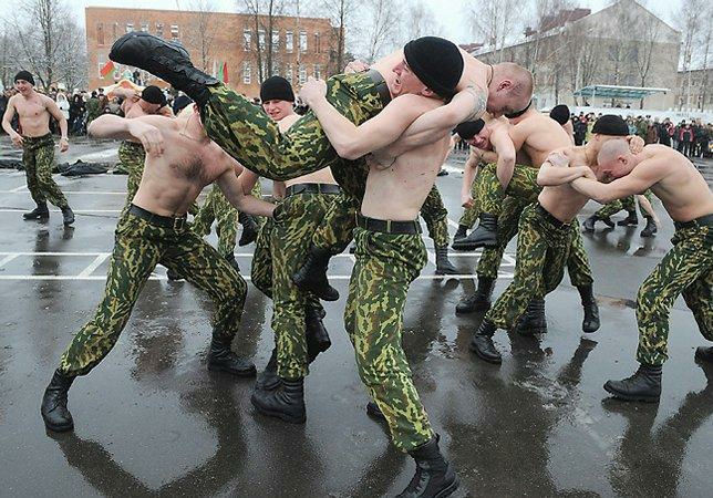 ベラルーシ共和国の陸軍部隊が訓練中に見せたちょっと変わった光景