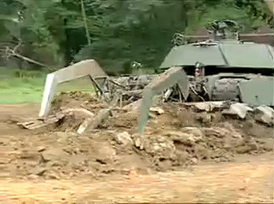 地雷をもりもり掘り返し爆破するアメリカ海兵隊の地雷原処理車 Gigazine
