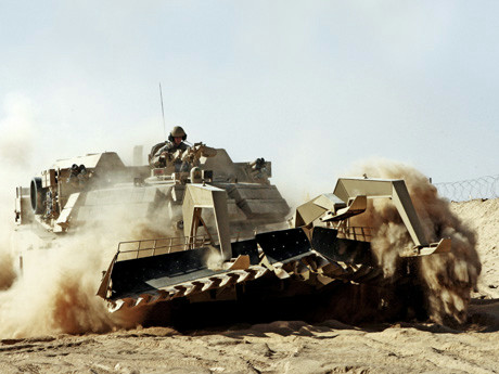 地雷をもりもり掘り返し爆破するアメリカ海兵隊の地雷原処理車 Gigazine