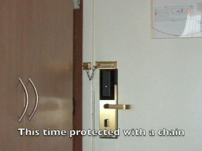 輪ゴム一本でチェーンロックされたドアを突破する方法 Gigazine