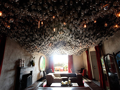 天井に電球が山ほどついた部屋があるニューヨークの Gramercy Parkホテル Gigazine