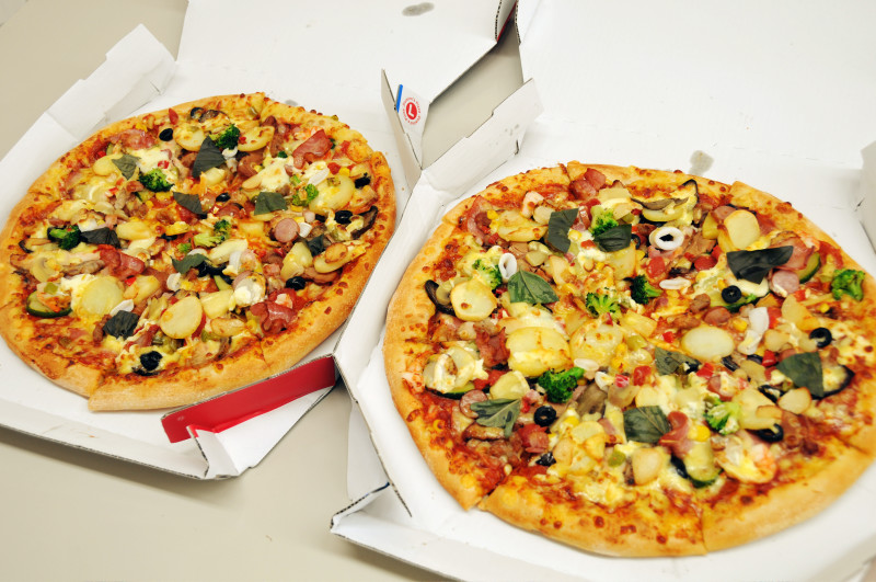 1枚のピザに全26種類のトッピングを施したドミノピザ Zenbu Nosse 試食レビュー Gigazine