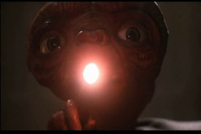 スピルバーグ監督の映画「E.T.」は当初のままSFホラー映画だったらこうなっていたであろうというムービー - GIGAZINE