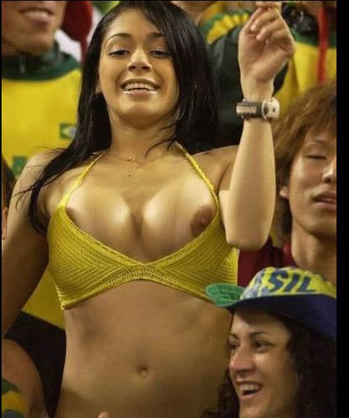 ワールドカップでサポーターのお姉さんが興奮のあまりおっぱいをさらけ出してしまった決定的瞬間 Gigazine