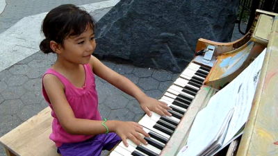 街のあちこちにピアノを設置して道行く人に自由に弾いてもらうプロジェクト Play Me I M Yours Gigazine