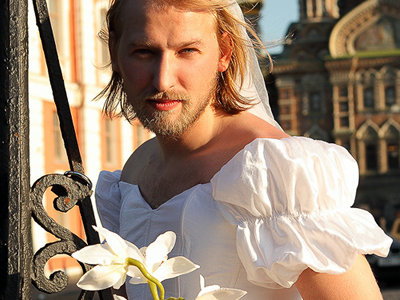 ヒゲの花嫁ロシアを行く 純白のウエディングドレスに身を包んだ男性の美麗写真 Gigazine