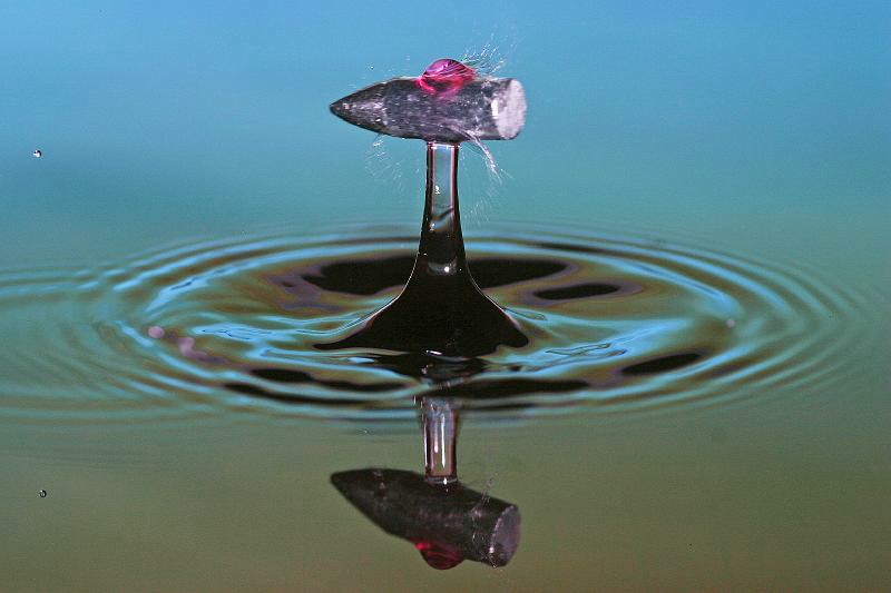 銃弾が水滴や電球を貫く瞬間をハイスピードカメラでとらえた美麗な写真 Gigazine