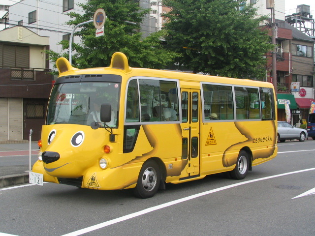 動物の姿をした幼稚園バス