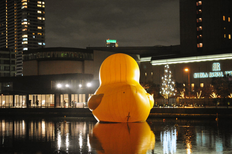 大阪の街に浮かぶ1匹の巨大アヒル「ラバーダック」を全方位から撮影 