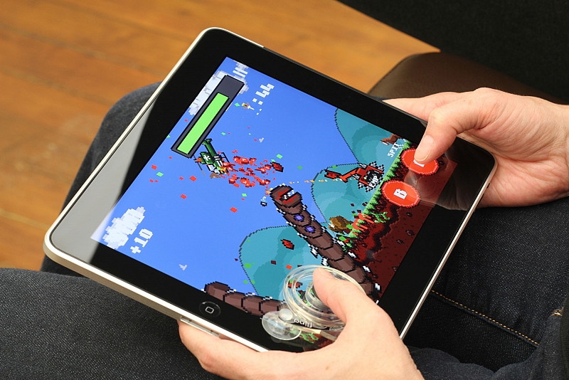 Ipadに吸盤でペタッとくっつけるジョイスティック風ゲームコントローラー Fling Gigazine