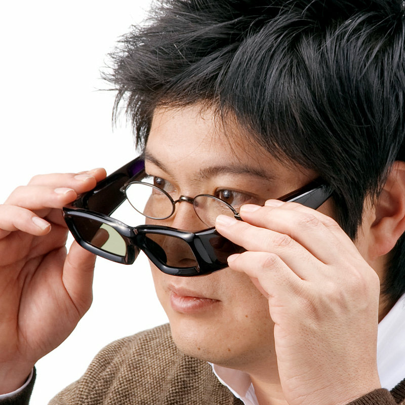 各社の3dテレビで利用可能 メガネをかけていても使える安価な3dメガネが登場 Gigazine