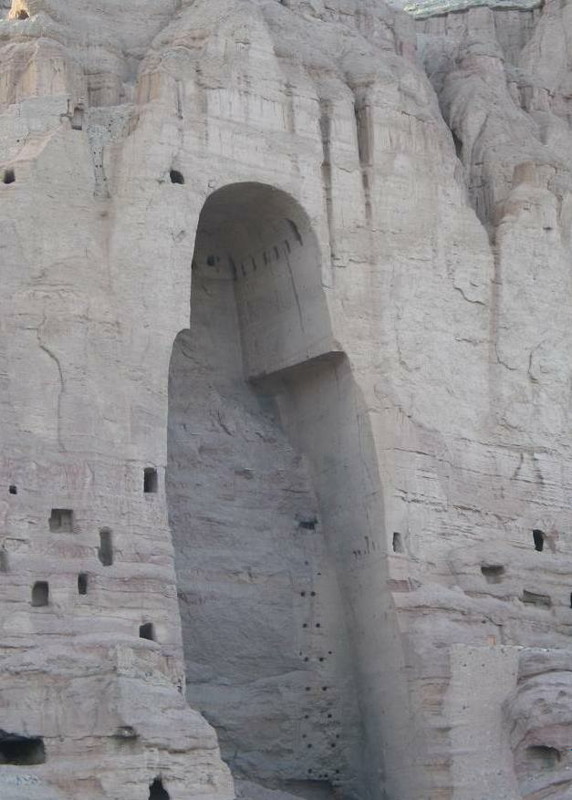 大仏は鮮やかな赤いローブをまとっていた タリバンに破壊されたバーミヤン遺跡修復への道 Gigazine