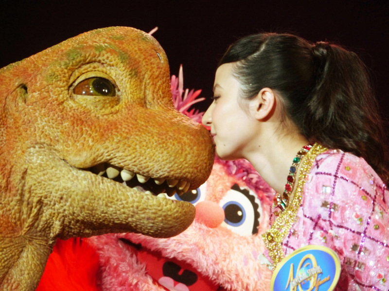 恐竜の子供とベッキーのキスで開幕 Usj開園10周年記念イベント Gigazine