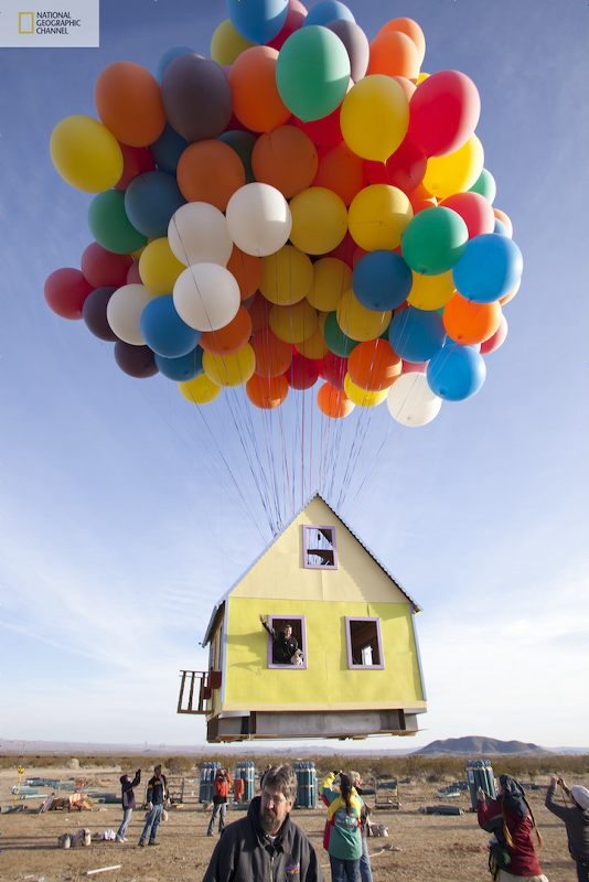 家に風船をつけて カールじいさんの空飛ぶ家 を現実に再現してしまった人たち Gigazine