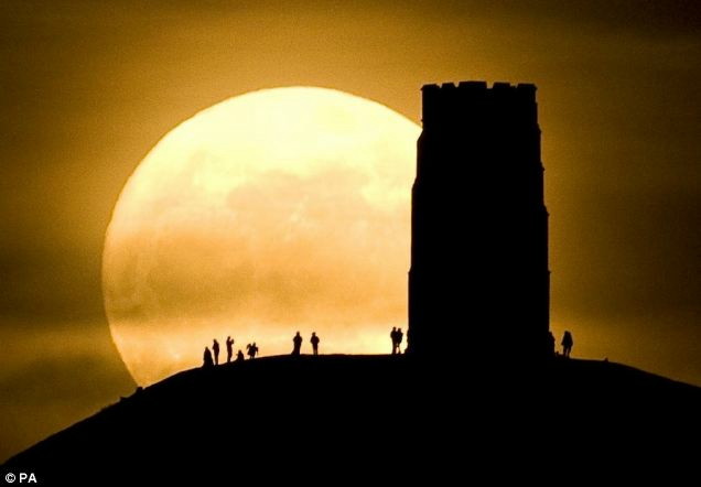 世界中で観測された スーパームーン 満月が18年間で一番地球に近づいた日の美麗な写真いろいろ Gigazine