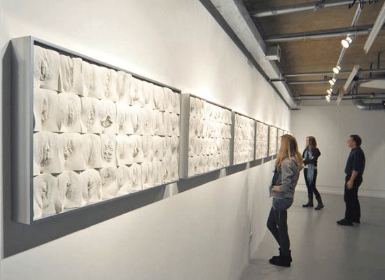 18歳以上400人の女性器を型取りして並べたアート The Great Wall Of Vagina Gigazine