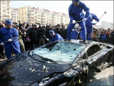 超高級スポーツカー ランボルギーニ のオーナーが 自分の車を破壊するためにハンマーを持った暴徒を雇う Gigazine