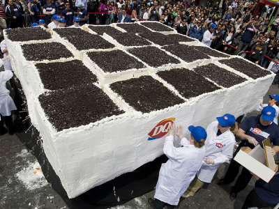 総重量はおよそ10トン 世界一巨大なアイスクリームケーキ Gigazine