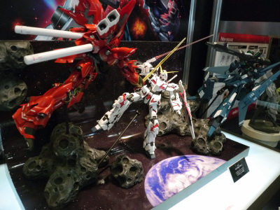 ガンダムvs黒い三連星 や 熱砂の攻防戦 など歴代ガンダムの各作品をモチーフにしたプラモデル用ジオラマ Gigazine