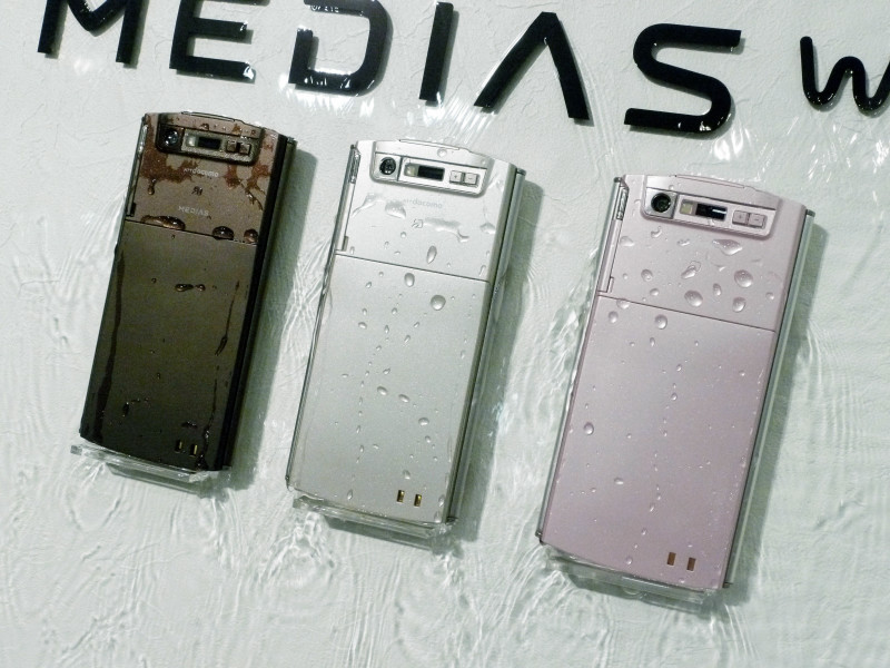 防水仕様で世界最薄なスマートフォン「MEDIAS WP（N-06C）」フォト 