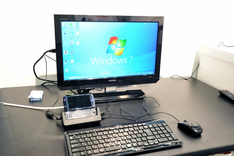 あまりにも異彩を放つ「Windows 7ケータイ F-07C」超速攻フォト