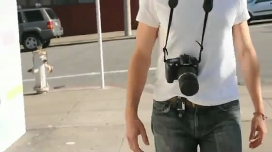 一眼レフカメラをベルトなどに装着して持ち歩ける Capture Camera Clip System Gigazine