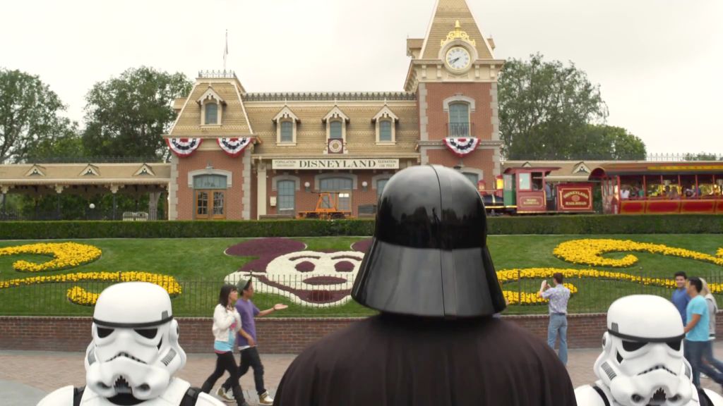 ダース ベイダーがディズニーランドに来てしまうという公式ムービー Star Tours Darth Vader Goes To Disneyland Gigazine