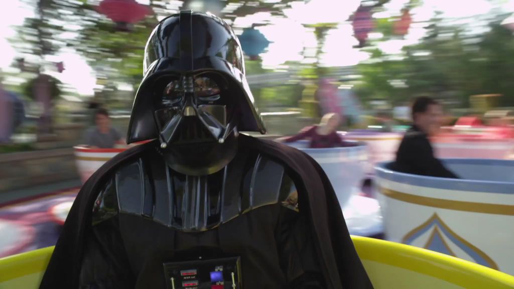 ダース ベイダーがディズニーランドに来てしまうという公式ムービー Star Tours Darth Vader Goes To Disneyland Gigazine