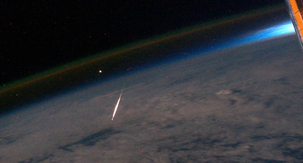 流れ星を 見下ろす 写真がnasaの宇宙飛行士によってtwitterに投稿される Gigazine