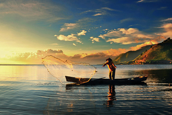 朝の漁をしている朝焼けの画像